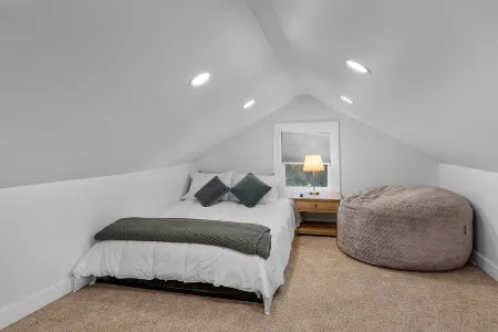 Cozy Downtown Redmond Cottage