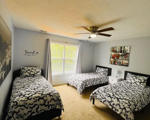 The Waypoint, 4BR/7Beds/2.5Bath Travel Themed Vacation Home adjacent to FT Bragg Hotels in Spring Lake