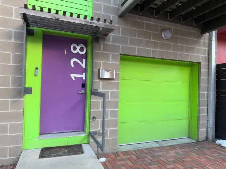 Charming Downtown Dayton Townhome with private garage Отели в г. Дейтон