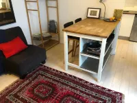 Garden Studio - Top Location, 1 min walk to train, shops, cafes & bars. 紐波特住宿飯店