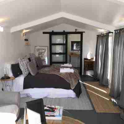 Luxurious Hilltop Studio, only 10 minutes walk to the main street of Daylesford Rooms