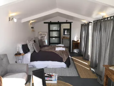 Luxurious Hilltop Studio, only 10 minutes walk to the main street of Daylesford Hotels near Stony Creek Gallery