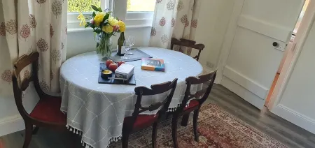 Hinton Lodge - Quaint Victorian four star cottage in a quiet rural location. Отели рядом с достопримечательностью «Yellowtail Camping»