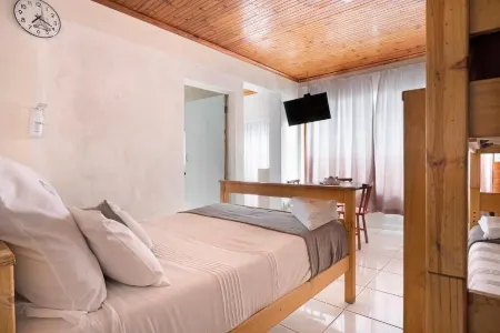 25 Jacaranda Lodge & Backpackers Отели в г. Аутер Запад Дурбан