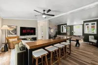 7min to NRG - Sauna, Hot tub, Firepit, Huge Deck