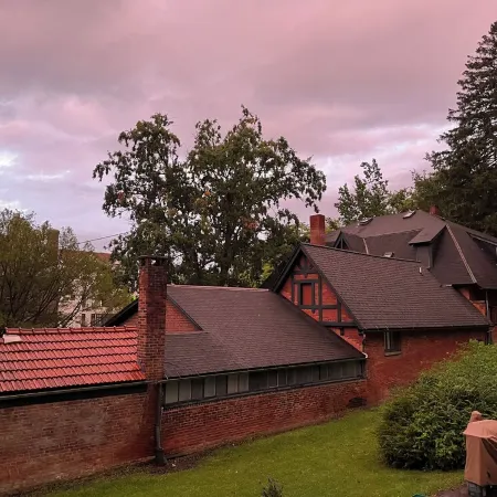Luxury Sleeps 6! Voted CNN Best Town Outdoors, Wine and Cider, College-Town Hip.