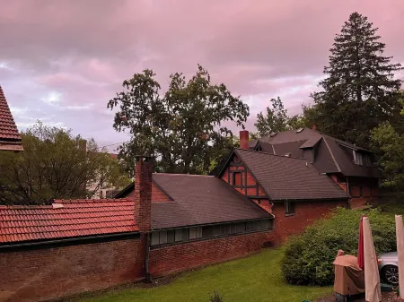 Luxury Sleeps 6! Voted CNN Best Town Outdoors, Wine and Cider, College-Town Hip.