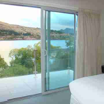 3 LEVEL LAKESIDE LUXURY, SPA BATH, INTERNAL GARAGE Rooms