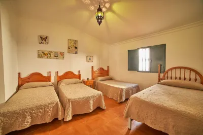 Villa Irene: large rural house for large groups (16 people) Hotels near Sierra de Aracena