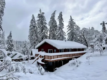 Charming home w/jacuzzi, hiking trails, games, near sandy beaches in Bass Lake!