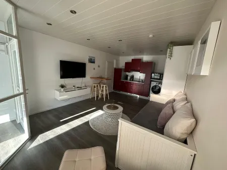 Cozy vacation apartment with canopy 5 minutes from the harbour