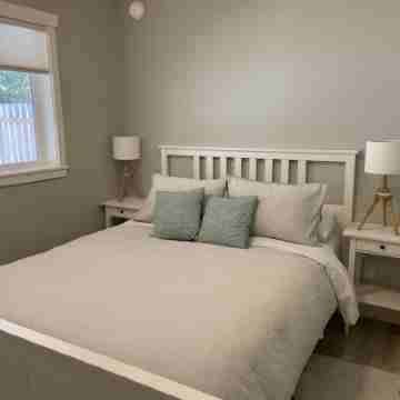 Roberts Creek Cottage. Close to village, beach, hiking and biking trails. Rooms