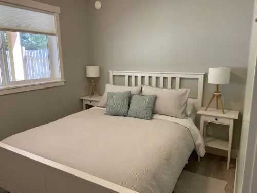 Roberts Creek Cottage. Close to village, beach, hiking and biking trails.