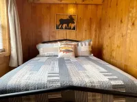 Cozy cabin in delightful Kemmerer with AC, WiFi Hotels near Fossil Lake Safari