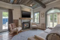 Old Maine style w/ modern amenities - dog friendly