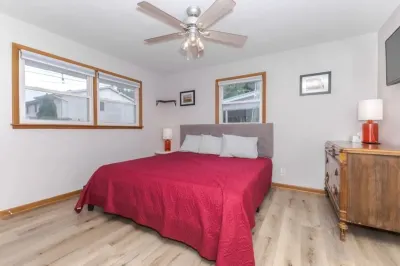 Welcome to Redbird Ranch: Your Cozy Campus Retreat at Illinois State Hotels near Milner Library