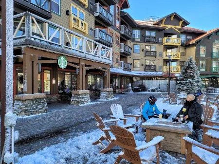 1 bedroom / memory foam sleeper sofa.Sleeps 4. Hot tub,ski locker heated garage