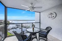 Gorgeous Waterview, Walking Distance to Restaurants, Shops & More!! 마르코아일랜드 호텔