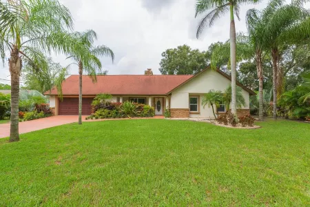 Private Brandon Oasis  Family home w/ Full outdoor kitchen & Bar+ Game room Отели в г. Брандон