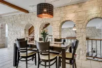 Lake Travis Oasis, Pool, Hot Tub, Lake Views, Near Marinas & Austin!