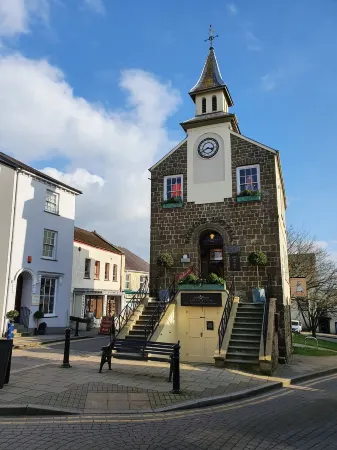 Spacious farm cottage full of character - rural yet close to beaches & castles Отели в г. Нарберт