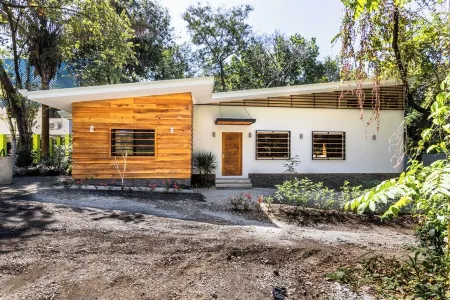 Comfy home w/pool close to yoga surf restaurants