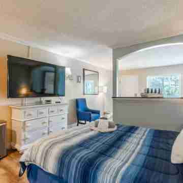 Beach & Pool Resort- 1 Min Walk To Beach Rooms