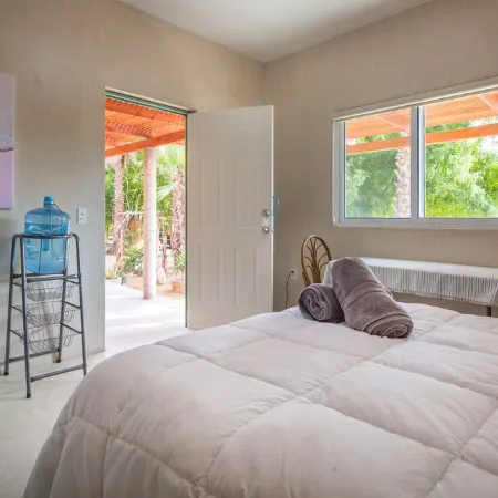 Studio: fast internet, kitchenette, walk to beach
