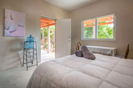 Studio: fast internet, kitchenette, walk to beach Отели рядом с достопримечательностью «La Sonrisa de la Muerte»