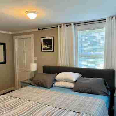 Fido friendly Walk to Red River Beach - Sleeps 20 - Hot tub - Bring your boat! Rooms