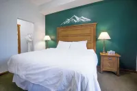 Top-Floor Condo with stunning mountain views!