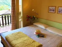Directly on the lake with terrace for seven people Hotels in Idro