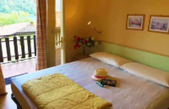 Directly on the lake with terrace for seven people