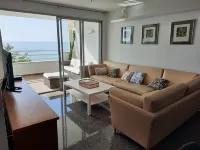 Apartment in front of the beach and with free parking in the same building.