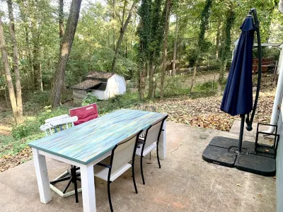 Look no more! Charming retreat within city limits, near shops, parks and trails.