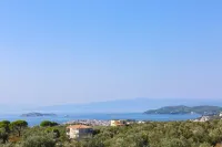 Luxurious and family friendly villa with large private pool 5 mins from Skiathos