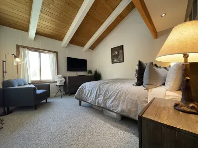 Spacious 2 King Bdrm + Sleeping Loft + Game Room Hotels near Crowley Lake Park