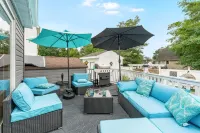 Chic & Elegant Retreat With Pool And FREE Parking Sleeps 16 Guests