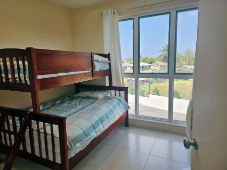 Exquisite Barbados Townhome Отели рядом с достопримечательностью «Довер Бич»