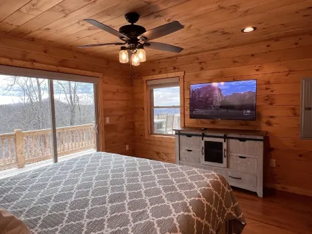 Spectacular Mountain Views w/Pool table and Fire pit!