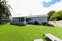 Bluff Bungalow / VIEW / 3 mi to beach / King bed / Pet friendly Отели рядом с достопримечательностью «Шоппинг-центр Колледж Плаза»