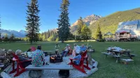 Bear Paw Lodge - Mountain Vacation Home Near Golden BC & Kicking Horse. - 温泉
