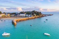 pleasant house for 6 with heated swimming pool Hotels in Locquirec