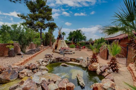 Spacious, Unique, Clean, Relaxing with pool/spa Отели рядом с достопримечательностью «Cactus Garden Dr»