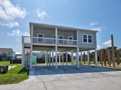 Cozy Vacation Home- New Ocean Reef Home with Bay View, Close to Beach & Town.