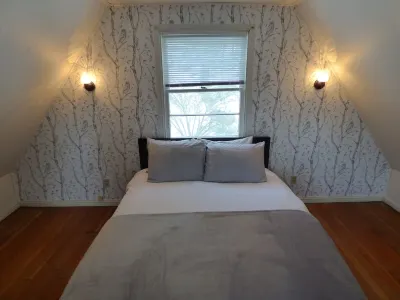 Romantic Tiny Cabin- With Lake View Lake Arrowhead Branch Library附近的飯店