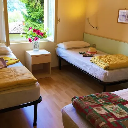 Directly on the lake with terrace for seven people