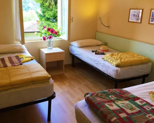 Directly on the lake with terrace for seven people Hotels in Idro