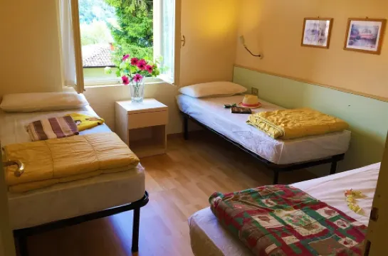 Directly on the lake with terrace for seven people