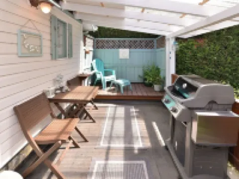 Oceanfront Studio Suite:Ocean Access, Boardwalk, Dock, BBQ, Kayaks & Crab Traps! Hotels in Sooke
